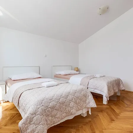 Pocrnic Apartment